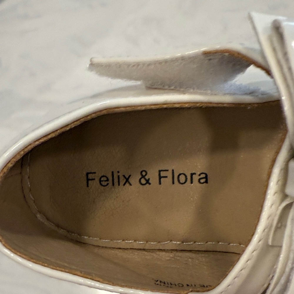 Felix & Flora Girls' White Patent Bow Mary Jane Dress Shoes - Picture 2 of 5